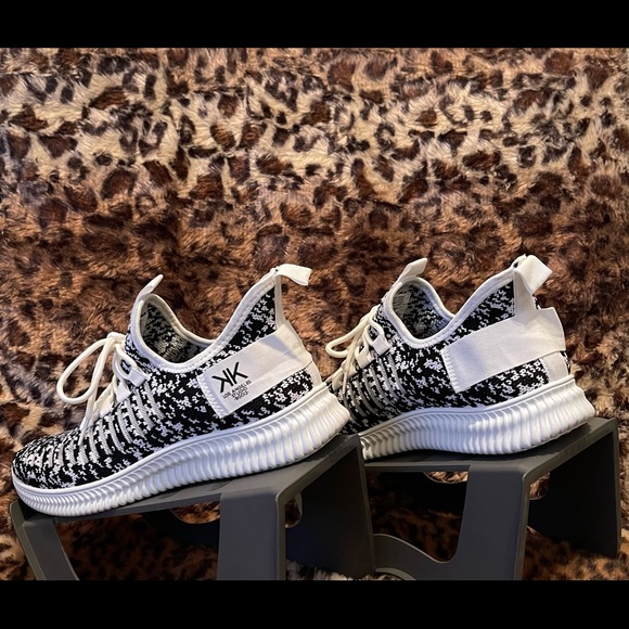 Kendall and Kylie workout sneakers - Picture 4 of 8